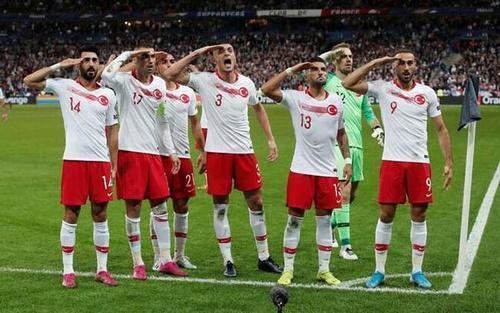 خوشحالی بحث برانگیز تیم فوتبال ترکیه؛ این بار در پاریس (