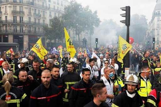 درگیری پلیس فرانسه با آتش نشان های معترض در پاریس درگیری پلیس فرانسه با آتش نشان های معترض در پاریس