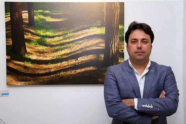 آمادئوس به زبان امروزی نزدیک شده است، اجرایی چهار زبانه