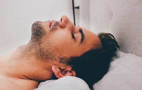 چرا خوابیدن با لنز مضر است؟ چرا خوابیدن با لنز مضر است؟