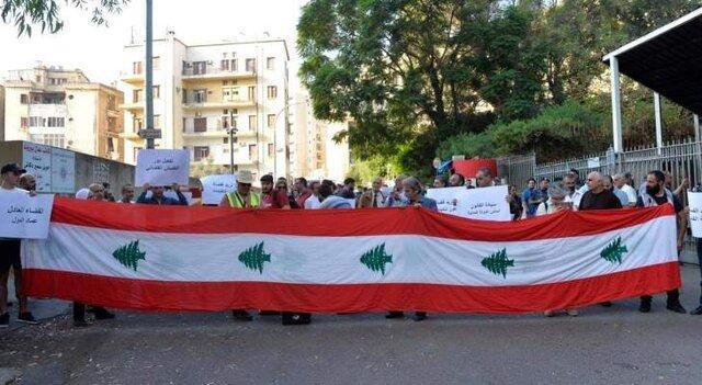 معترضان لبنانی مقابل بانک ها و نهادهای دولتی تحصن کردند