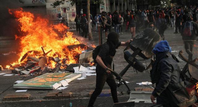 معترضان دانشگاهی را در شیلی به آتش کشیدند معترضان دانشگاهی را در شیلی به آتش کشیدند