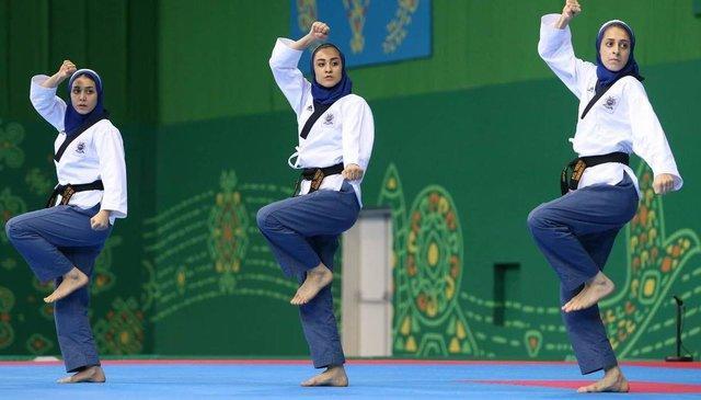 نشان برنز بر گردن بانوان پومسه ایران نشان برنز بر گردن بانوان پومسه ایران