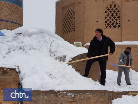 پایش بناهای تاریخی باغ شهر تاریخی نطنز در پی بارش سنگین برف