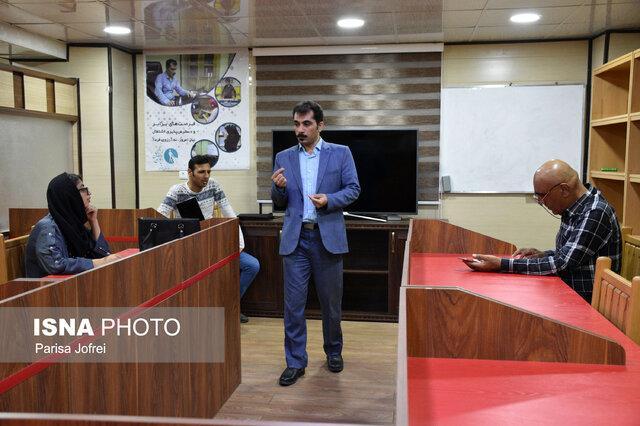 داستان کم بینایانی که کتابخانه دیجیتال بوشهر را می گردانند