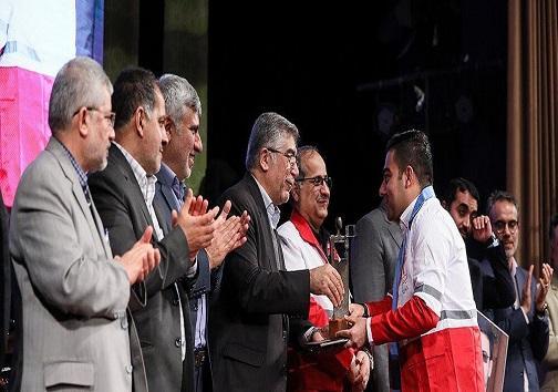 تندیس ملی فداکاری در دستان جوانان هلال احمر خوزستان تندیس ملی فداکاری در دستان جوانان هلال احمر خوزستان