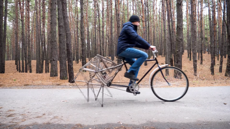 دوچرخه ای که به جای لاستیک از روبات چهار پا استفاده می نماید