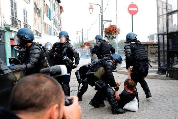 پلیس فرانسه در شهر نانت از گاز اشک آور و باتوم استفاده کرد پلیس فرانسه در شهر نانت از گاز اشک آور و باتوم استفاده کرد