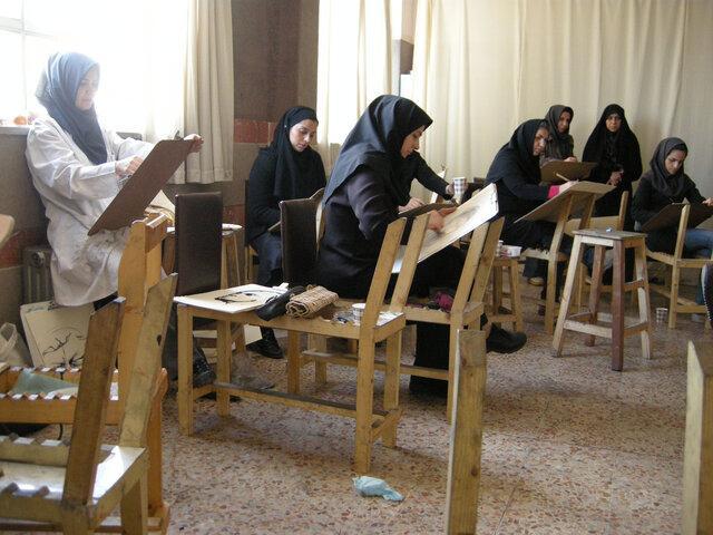 اجتناب از تربیت دانشجویان هنری صرفاً به عنوان صنعتگر و یا اجتناب از تربیت دانشجویان هنری صرفاً به عنوان صنعتگر و یا تولیدکننده
