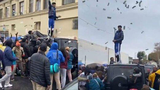 پول پاشی خواننده مشهور در محله فقیرنشین عکس پول پاشی خواننده مشهور در محله فقیرنشین