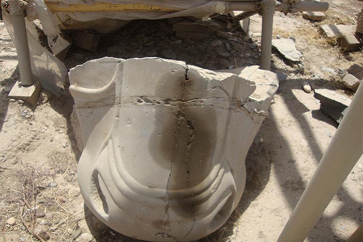 سرستون سنگی کاخ آپادانای شوش در حال تخریب است