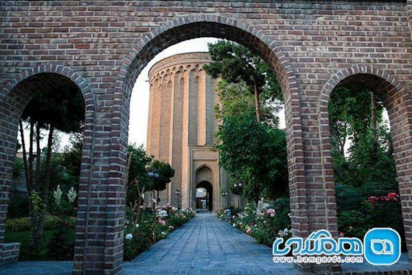 بنای کجی که به حال خود رها شده است