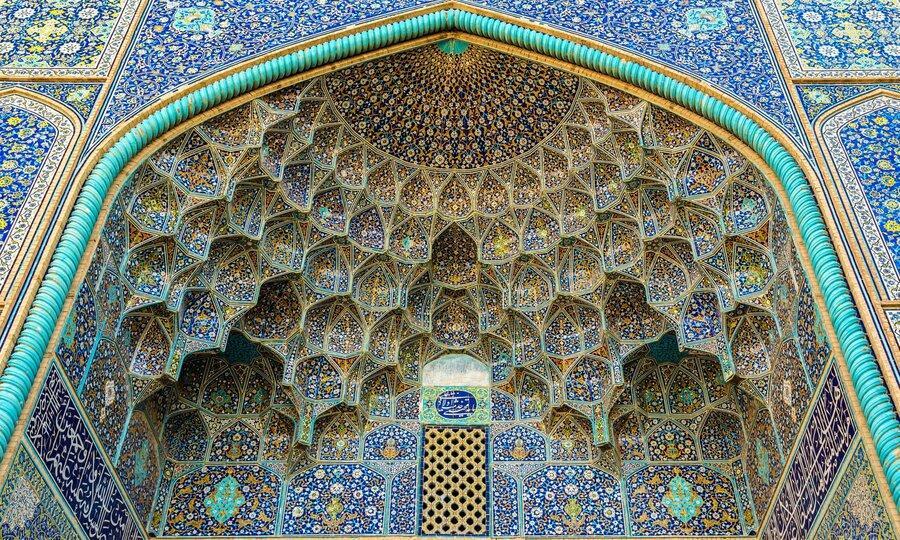 مسجد شیخ لطف الله دروازه فوتبال شد!