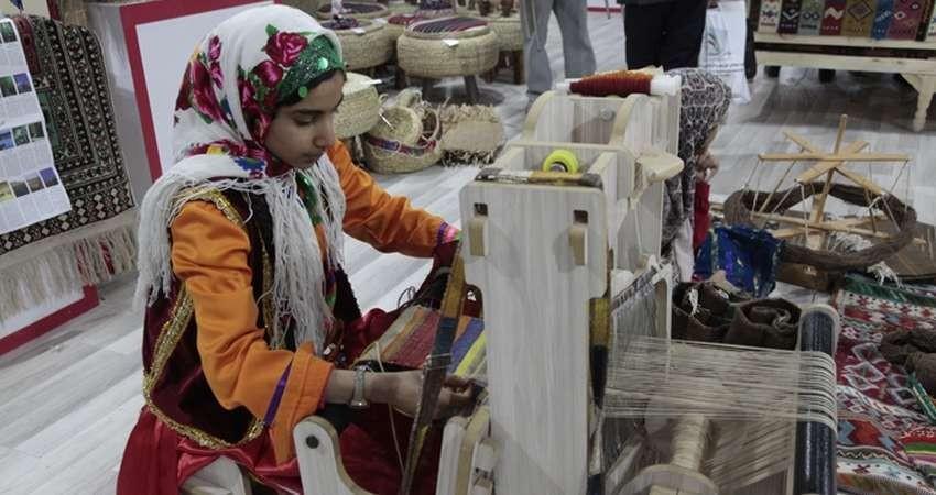 اجرای زنده نساجی سنتی توسط کودک گلستانی در نمایشگاه تهران