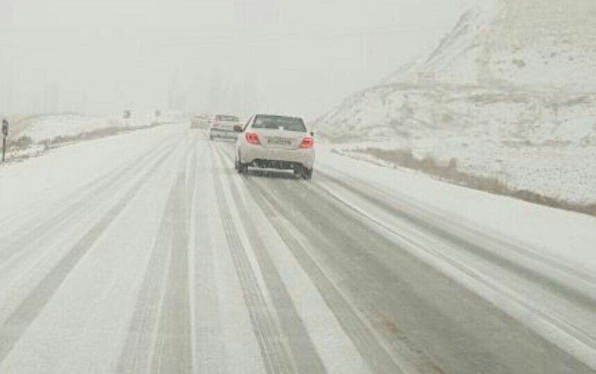 برف و کولاک جاده هراز را بست برف و کولاک جاده هراز را بست