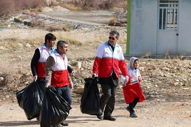جمع آوری زباله های حاشیه رود بشار توسط مدیران دانشگاه یاسوج