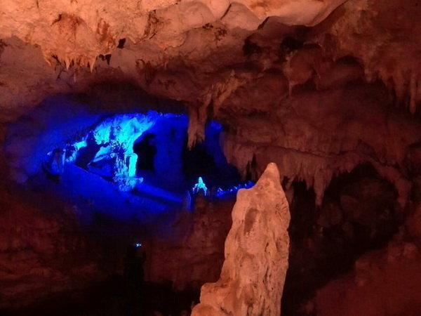 غار ده شیخ یکی از شگفت انگیزترین جاذبه های کشور