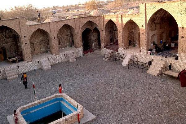 کاروانسرای پاسنگان تمیز می گردد