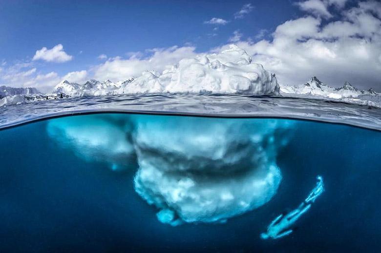 این 11 عکس خیره کننده به ما نشان می دهند زیر کوه های یخی چه خبر است