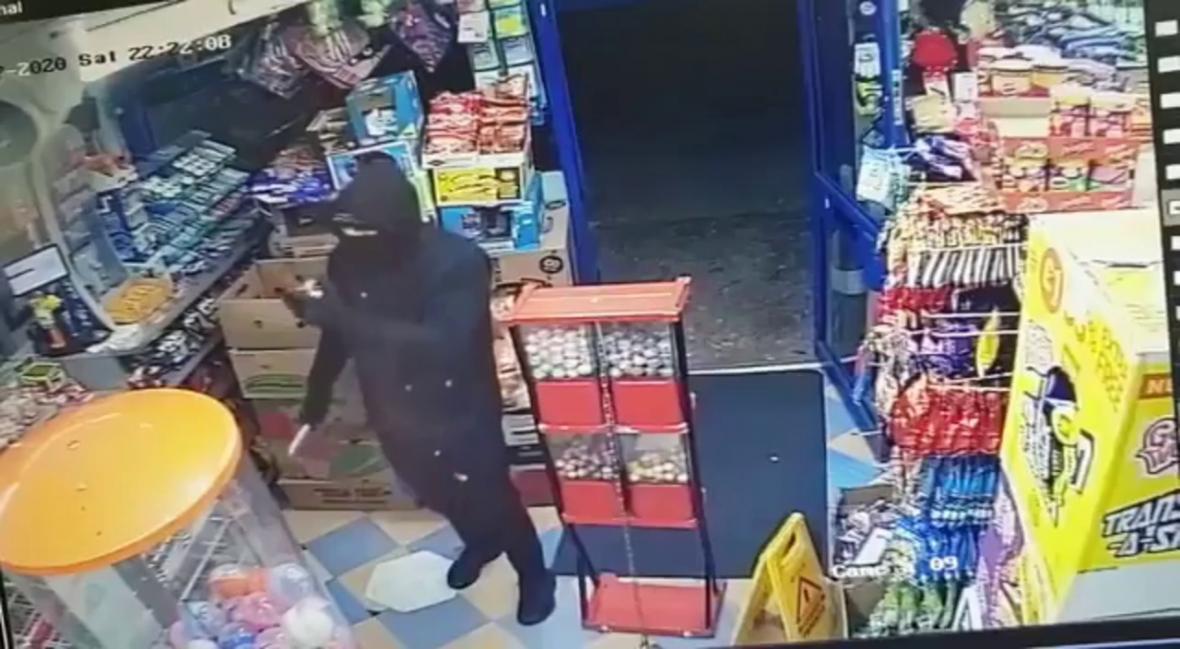 شگرد جالب فروشنده زرنگ برای فراری دادن دزد!