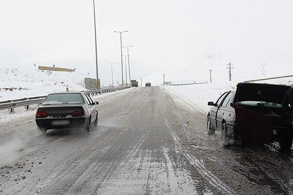 جاده های زنجان برفی و بارانی است