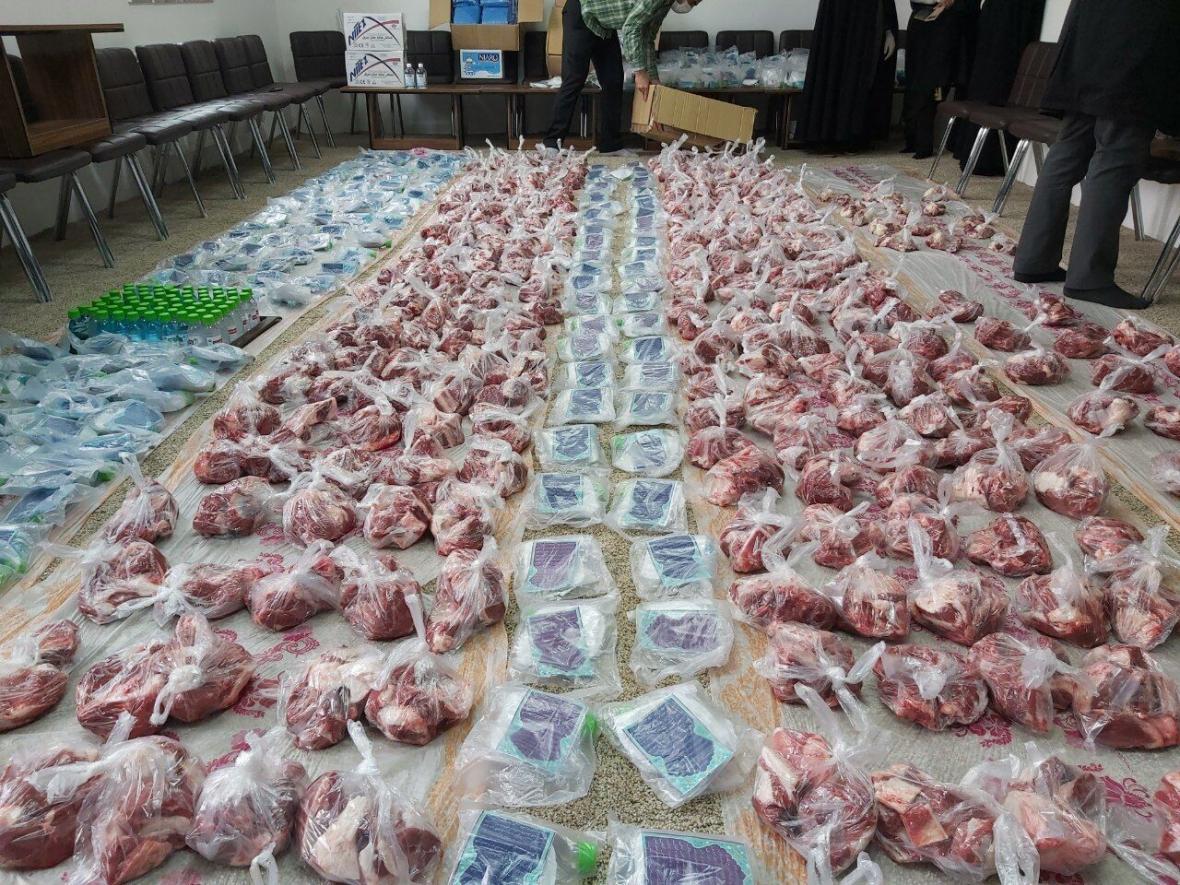 خبرنگاران خیّران روستایی در بوکان 690 کیلوگرم گوشت نذری توزیع کردند