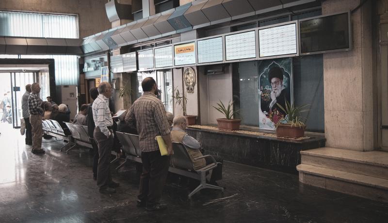 بورس چهارشنبه چگونه آغاز شد؟ ، بازار تحت سلطه گروه بانکی و خودرویی