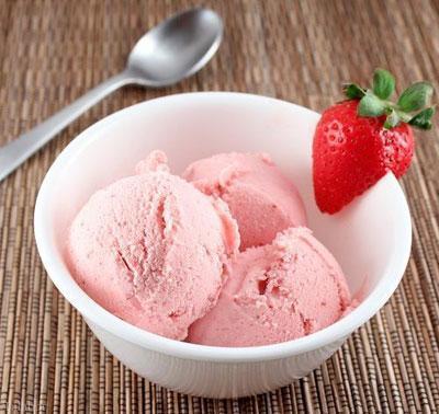 آشنایی با طرز تهیه بستنی توت فرنگی موز رژیمی