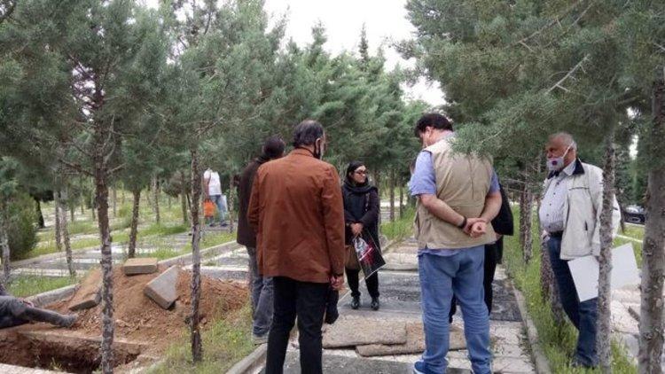 (تصاویر) پیکر نجف دریابندری زیر باران آرام گرفت (تصاویر) پیکر نجف دریابندری زیر باران آرام گرفت