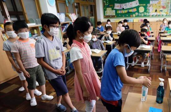 چرا کره جنوبی از باز کردن مدارس منصرف شد ، شیوع خوشه ای
