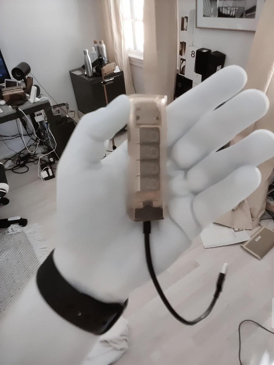 دوربین فیلتر رنگ وان پلاس 8 پرو توانایی مشاهده درون اجسام پلاستیکی را دارد