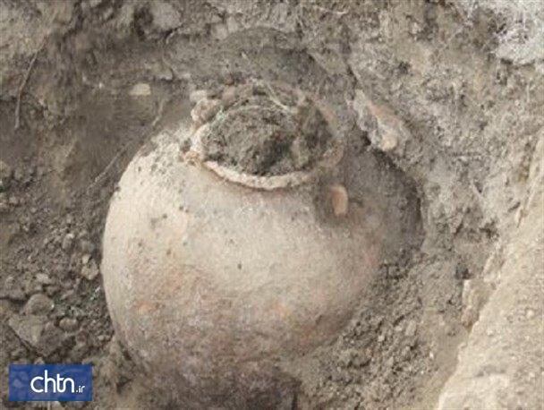 کشف خمره تاریخی هنگام حفر قبر در قبرستان تربت حیدریه