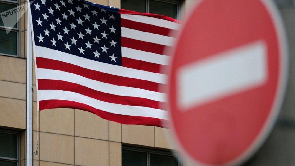 مرد معترض آمریکایی، پرچم کشورش را به آتش کشید