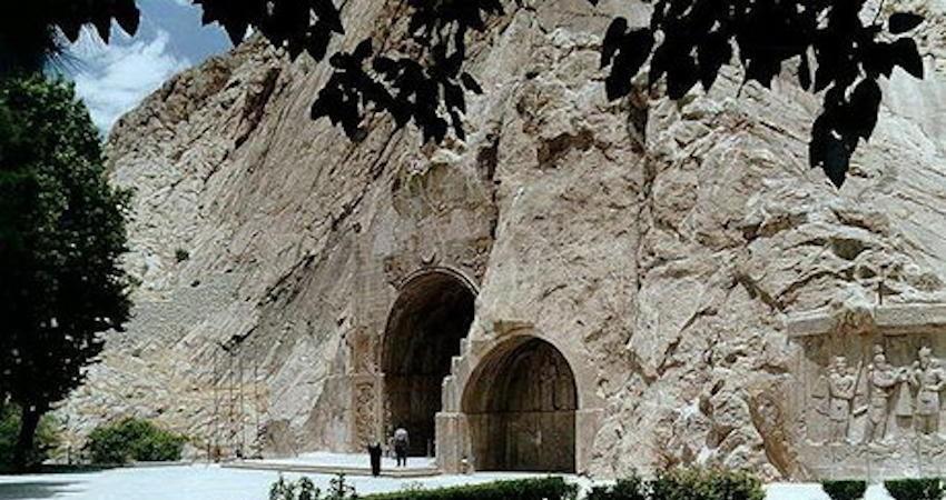 لباس را وارونه بر تن طاق بستان می کنند! لباس را وارونه بر تن طاق بستان می نمایند!