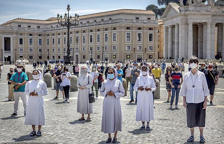 نخستین ملاقات مردمی پاپ پس از سه ماه ، دعا در واتیکان با ماسک و فاصله اجتماعی