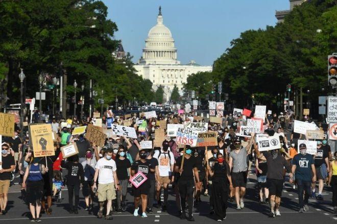 مقایسه فقر، ثروت، بیکاری و تحصیلات دانشگاهی بین سفید و سیاه پوستان آمریکا