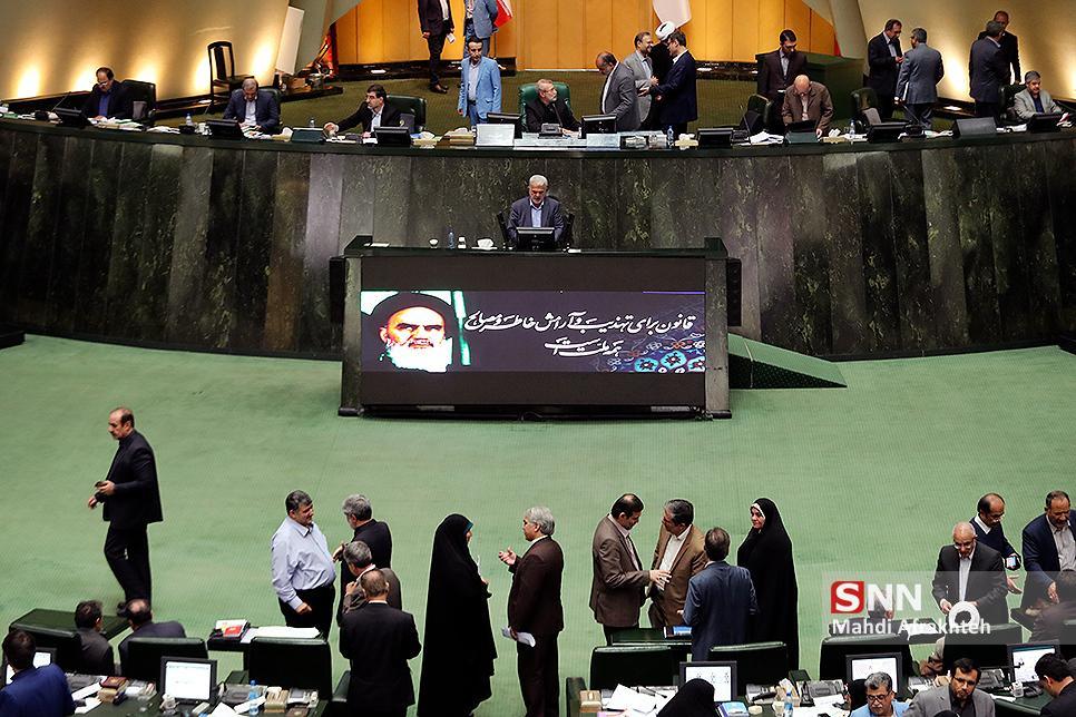 کنندگان مجلس نماز آیات اقامه می کنند