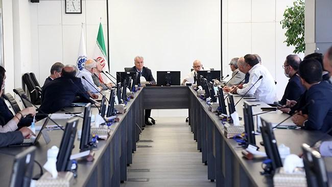 دولت دست از قیمت گذاری فولاد بردارد