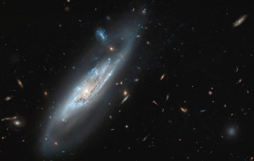 هابل تصویری شگفت آور از یک کهکشان مارپیچی کم نور منتشر کرد
