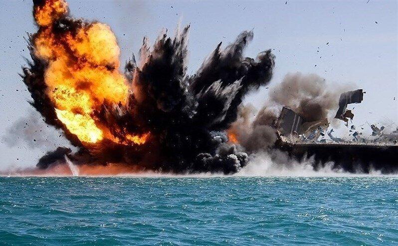 تصاویر ، لحظه اصابت موشک کروز به ماکت ناو هواپیمابر آمریکایی ، هلی برن تکاوران دریایی روی عرشه
