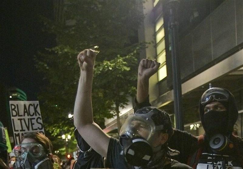 تظاهرات آمریکایی ها در شهر پورتلند، معترضان به مرکز پلیس حمله کردند