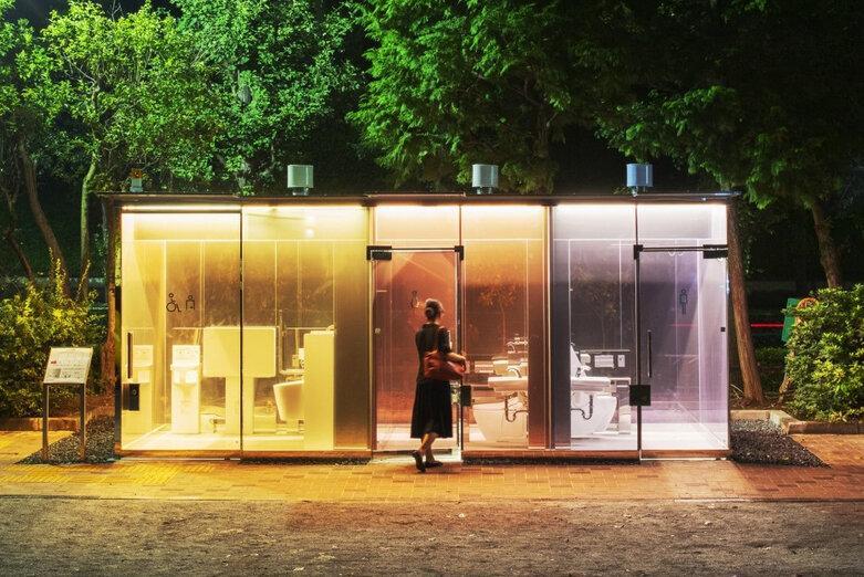 فیلم ، درون توالت های شفاف توکیو