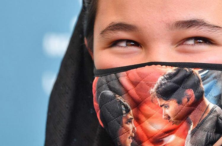عکس ، وقتی چشمان ستاره افغان خورشید از زیر ماسک می خندد
