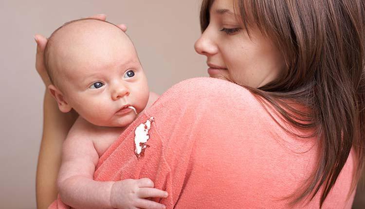 استفراغ نوزاد؛ علل ایجاد، تفاوت آن با بالا آوردن و راه های درمان