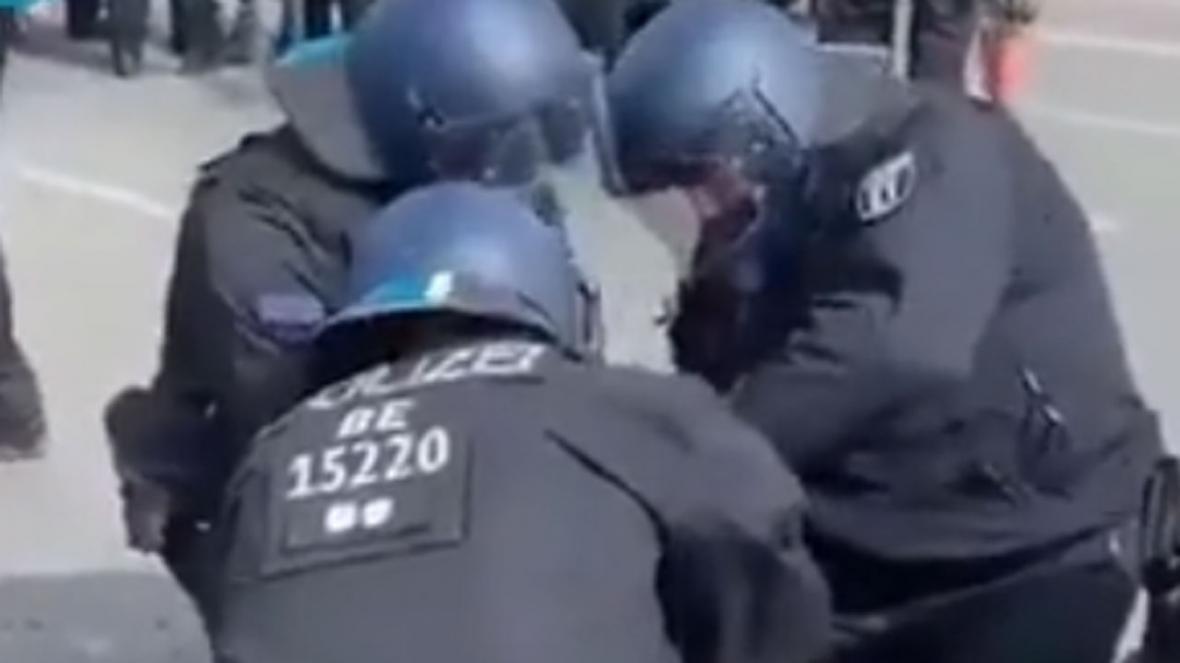 جیغ کشیدن یک زن زیر پای یک پلیس آلمانی