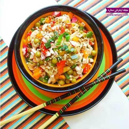 طرز تهیه سالاد نودل با مرغ یا ژامبون
