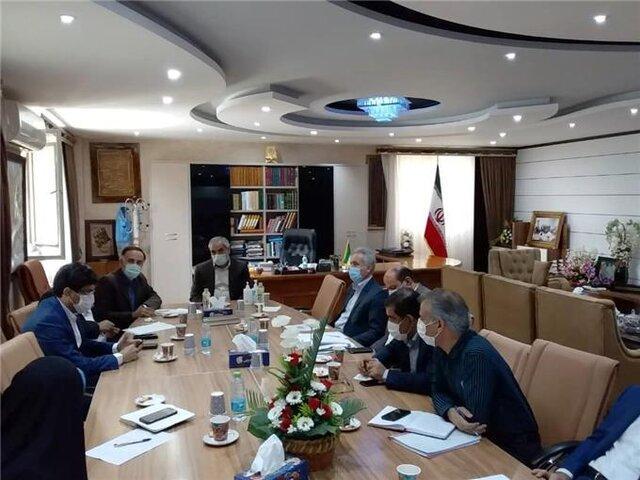 فرش قرمز پهن کردن برای سرمایەگذاران را در عمل نشان دهید