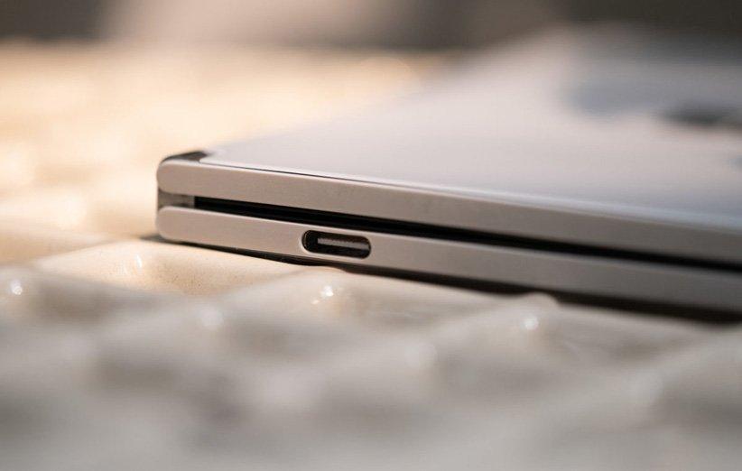 بعضی کاربران خبر از شکستگی اطراف پورت USB-C سرفیس Duo می دهند