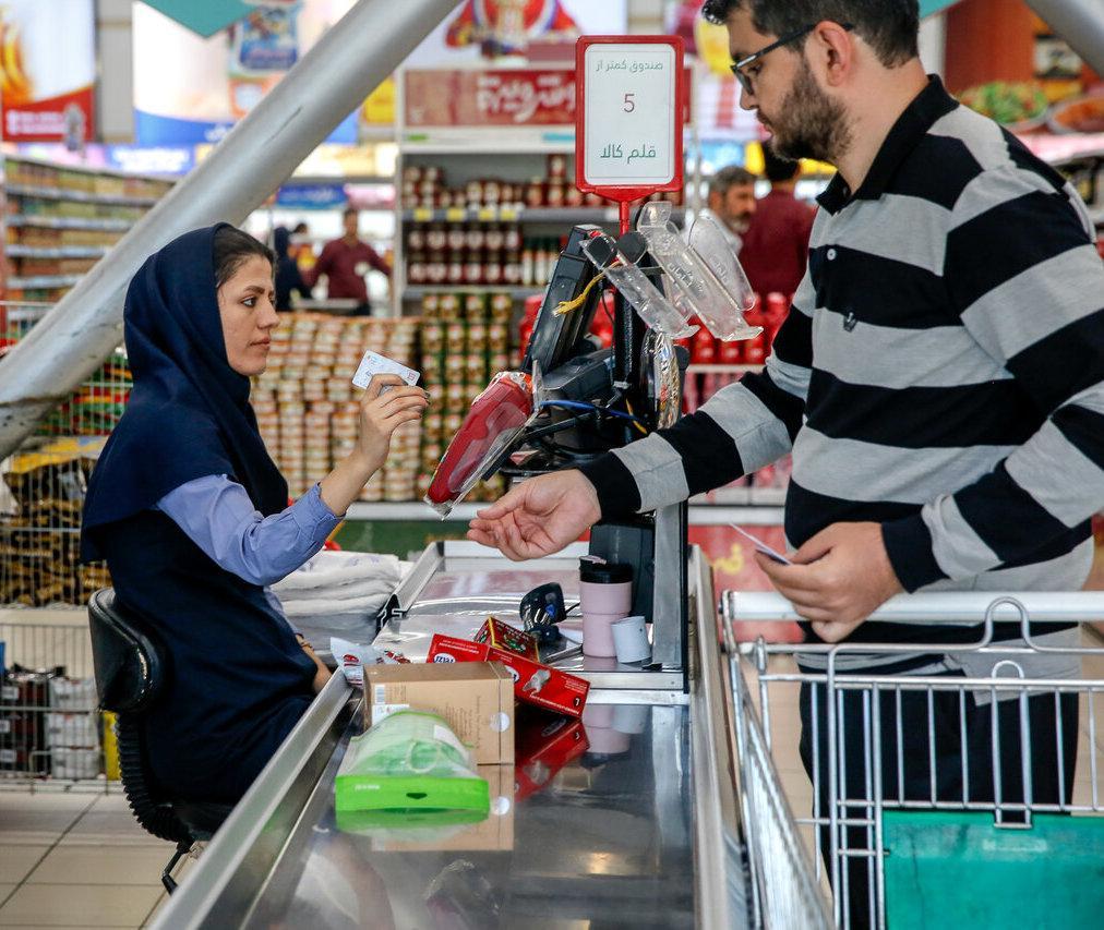 طبقه متوسط به سمت فقرا حرکت می کند، قدرت خرید مردم یک چهارم شده است