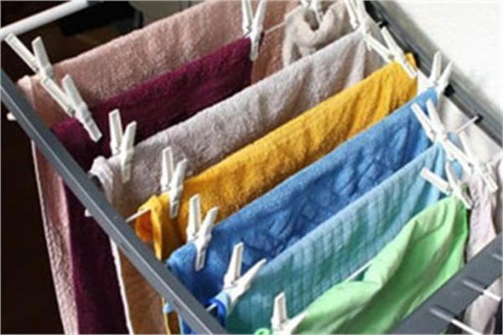 لباس ها را به این دلیل داخل خانه آویزان نکنید!